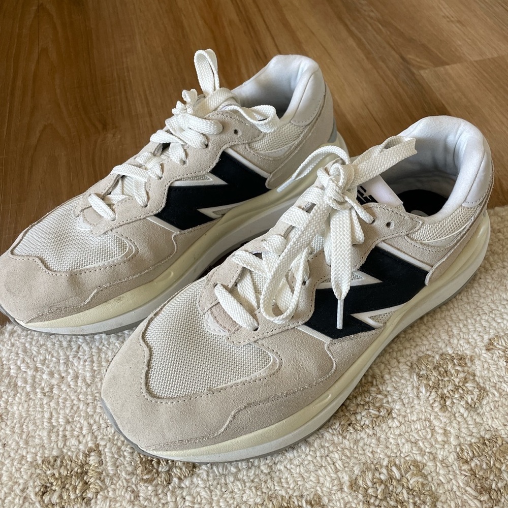 SOLD. New Balance 550. Mens US 9.5. Excellent condition barely worn.